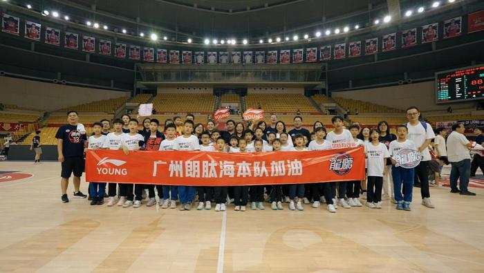 李寧最新活動,李寧最新活動，運(yùn)動場上的溫情故事