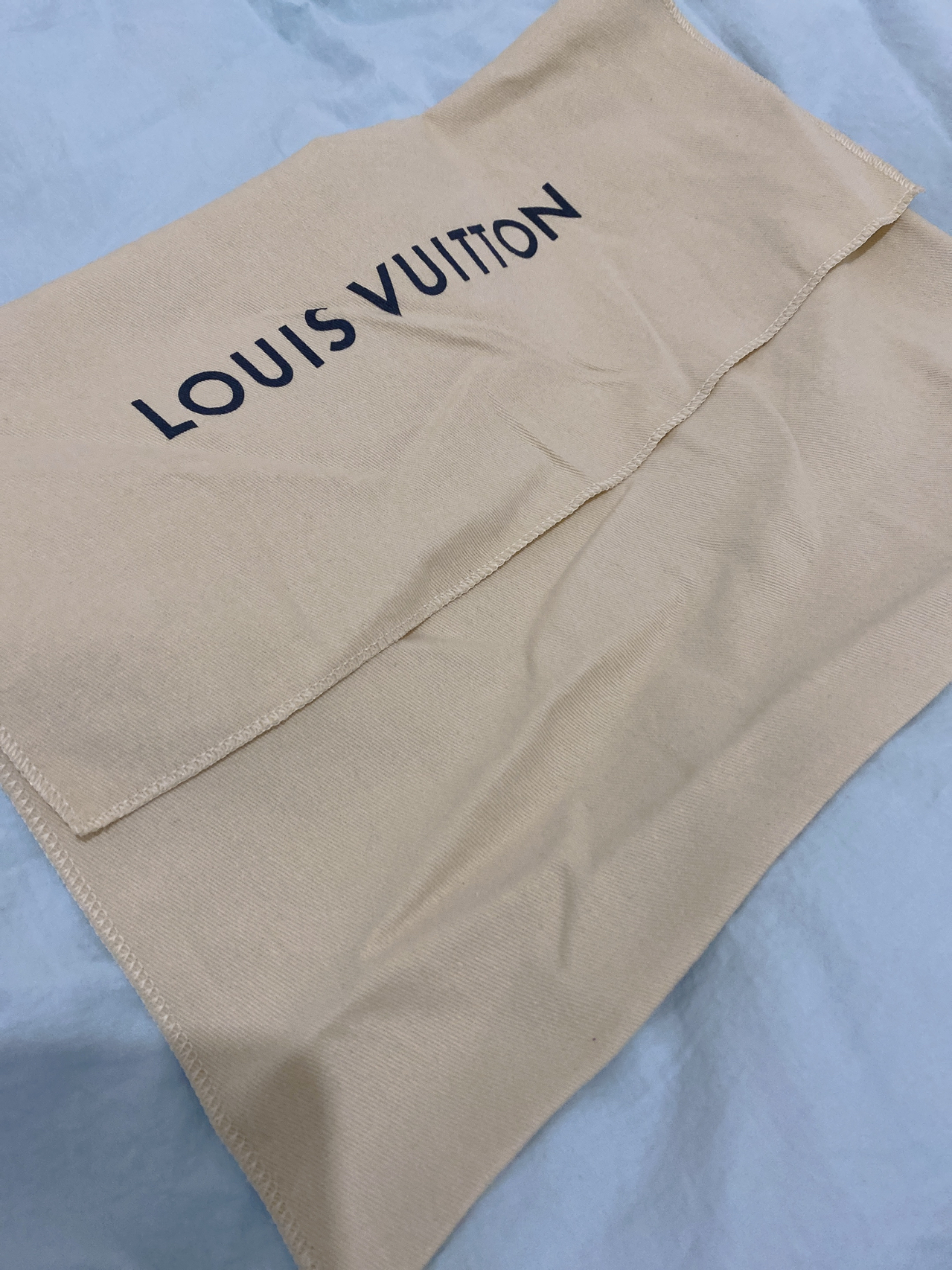 LV最新防塵袋，時(shí)尚界的秘密武器，保護(hù)你的珍貴物品不受塵埃侵?jǐn)_??