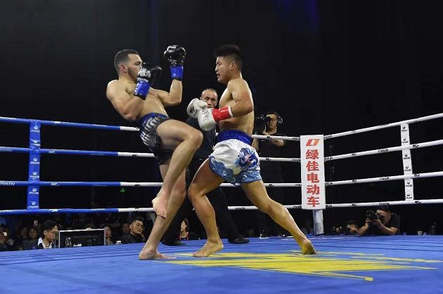 位寧輝最新比賽視頻，小巷深處的格斗與美食奇遇