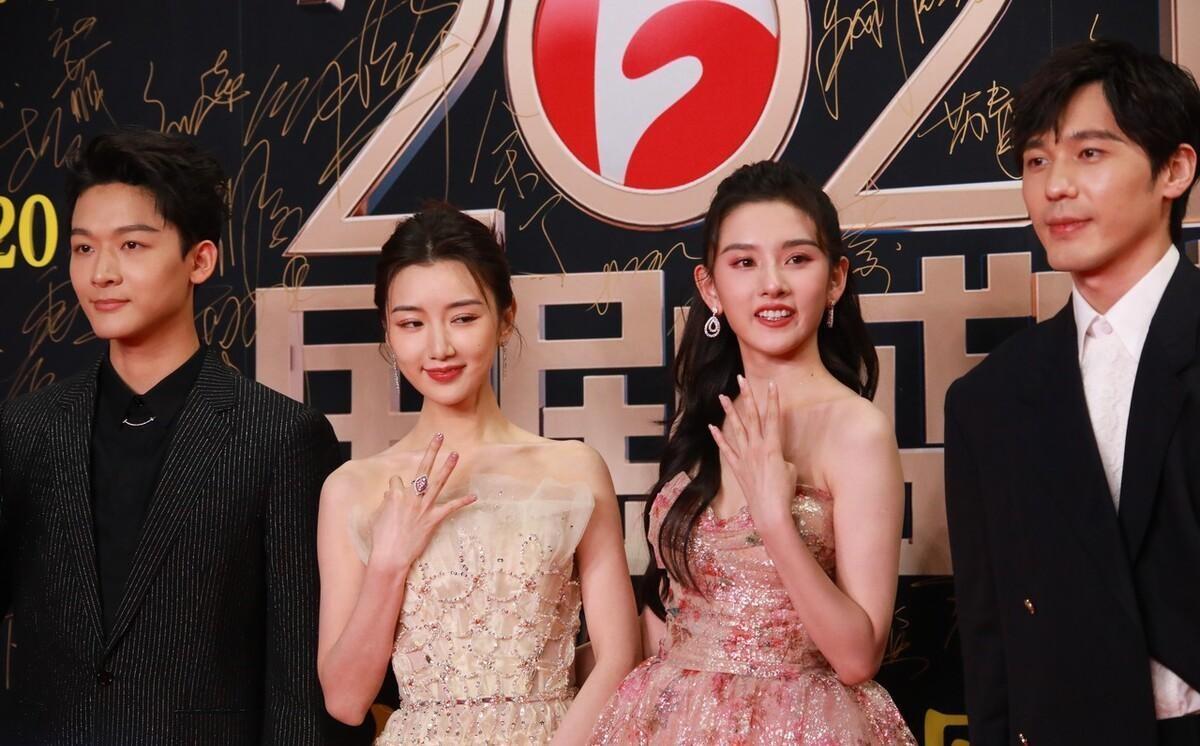 從陰影走向星光，自信力量引領(lǐng)下的黑皮膚女明星成長(zhǎng)之路