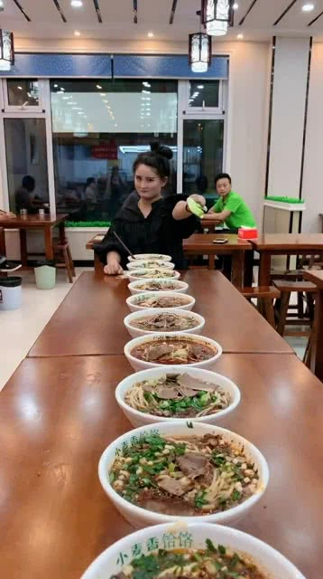 智能面食競(jìng)技盛宴，全新科技引領(lǐng)吃面條比賽風(fēng)潮！