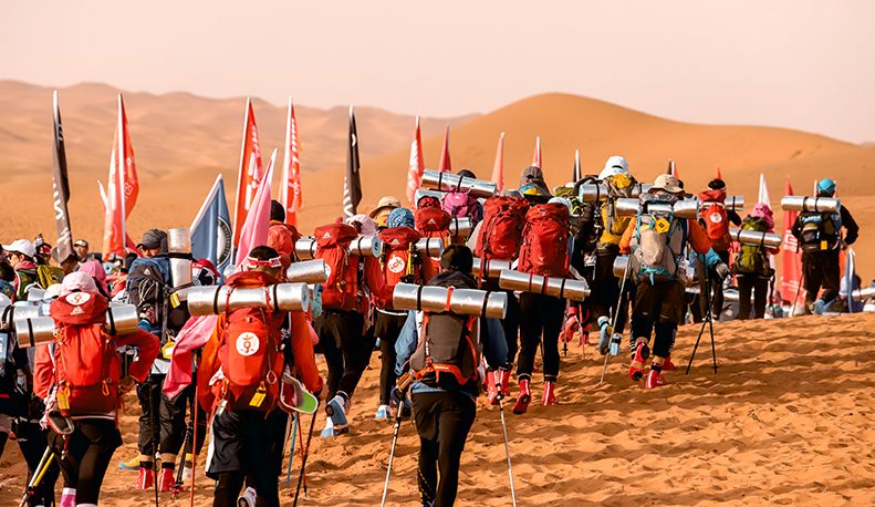 沙海競(jìng)速，沙漠比賽中的歡樂與同伴時(shí)光