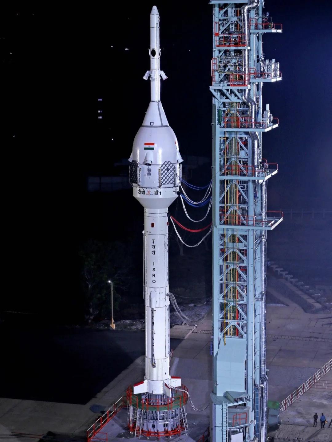 最新衛(wèi)星火箭，雙刃劍效應(yīng)下的發(fā)展觀點(diǎn)解析