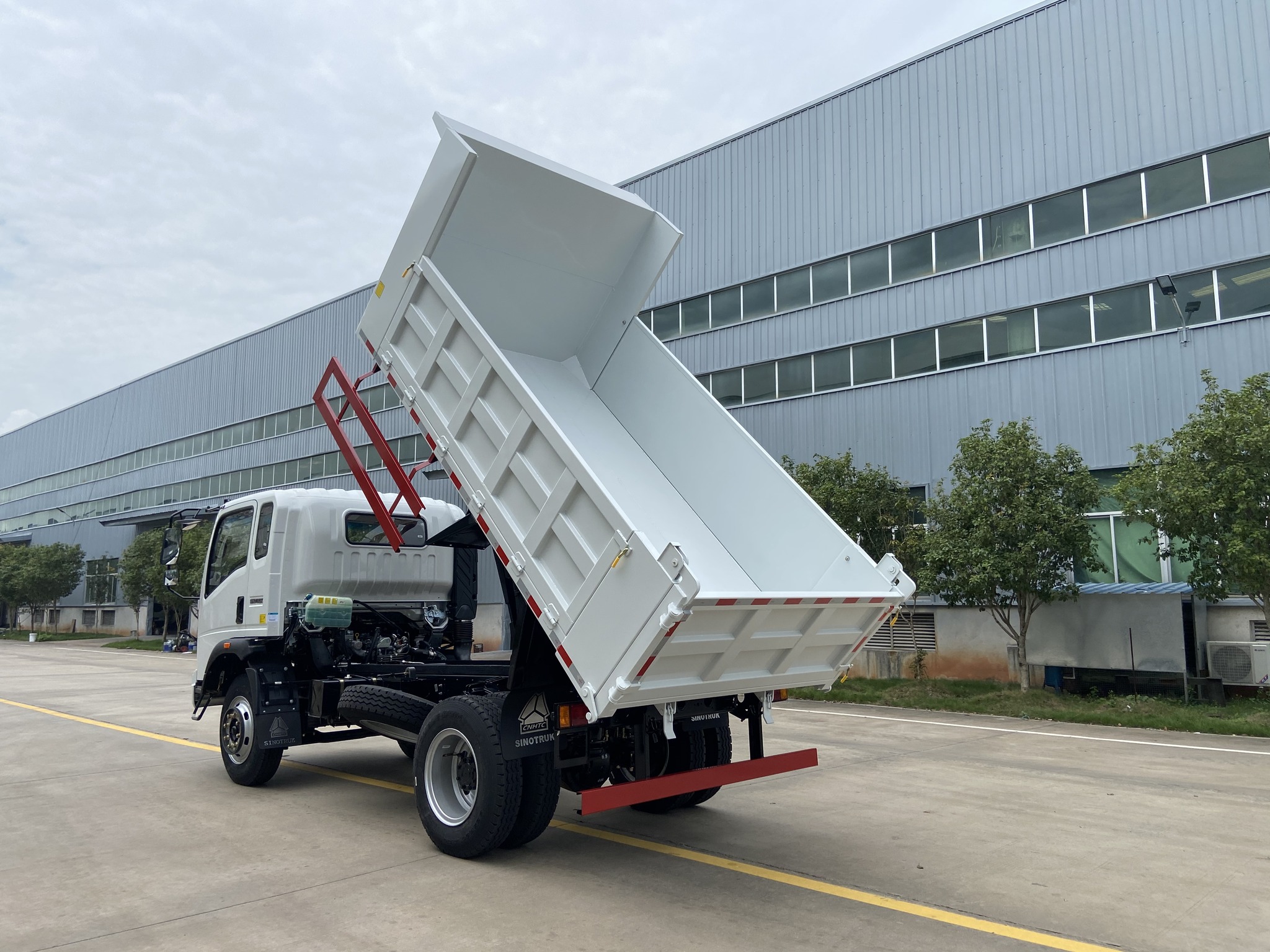 最新款自卸卡車(chē)，自然美景探索之旅的得力伙伴