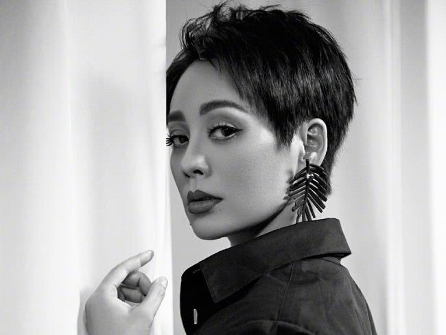 成旭演員，科技之光下的生活重塑者