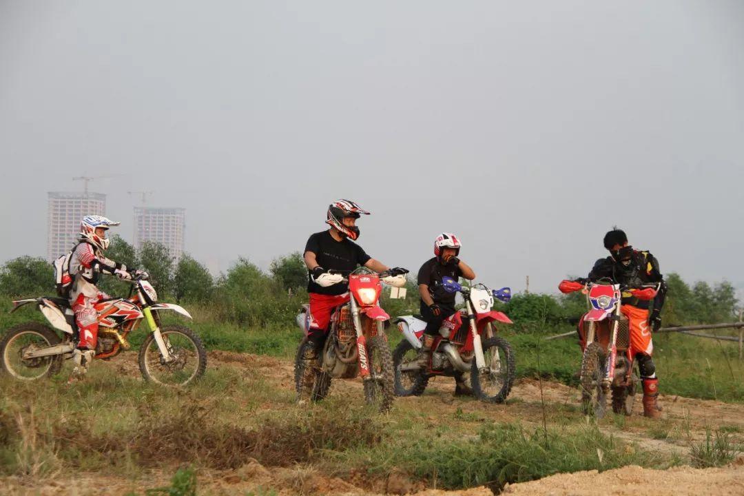 越野摩托車比賽，小巷中的熱血激情與神秘探險之旅