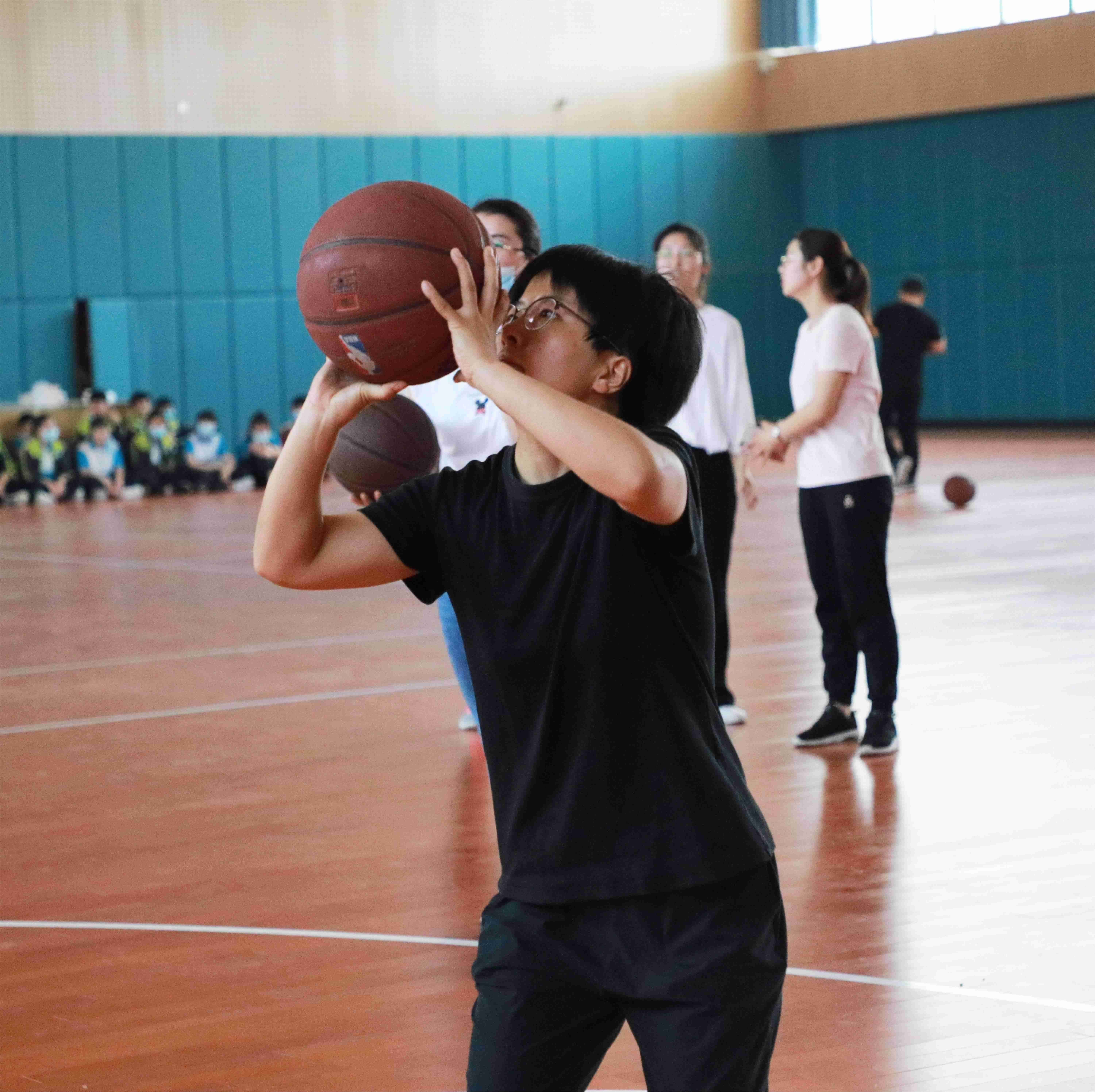 個人投籃比賽，班級競技風采展示