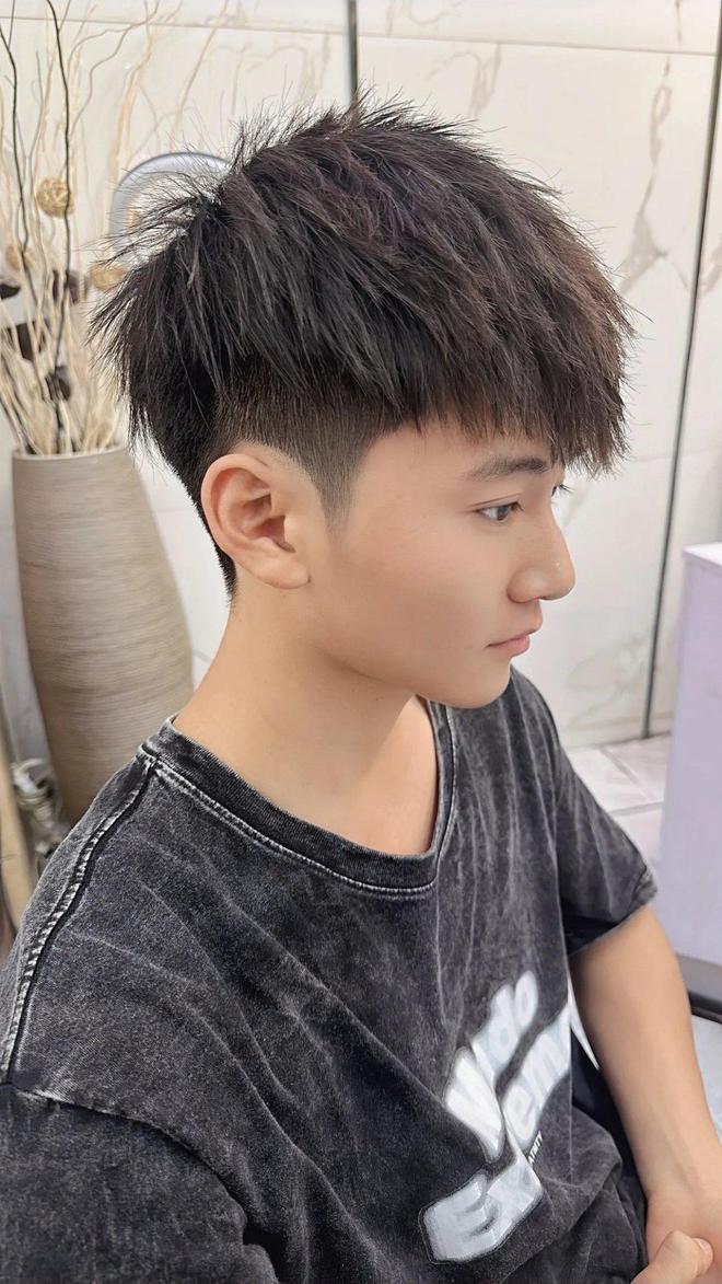 時尚變遷，探索短發(fā)型風潮與影響，展望2025最新流行趨勢