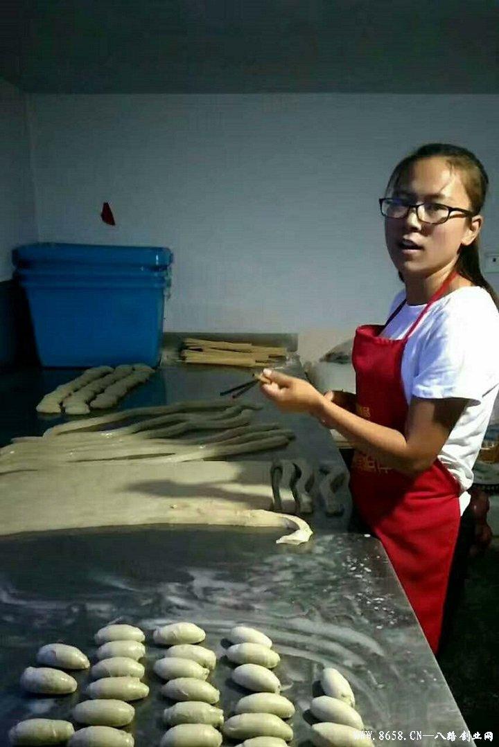 革新烘焙工藝，引領(lǐng)行業(yè)新潮流，最新烤面筋機(jī)亮相！