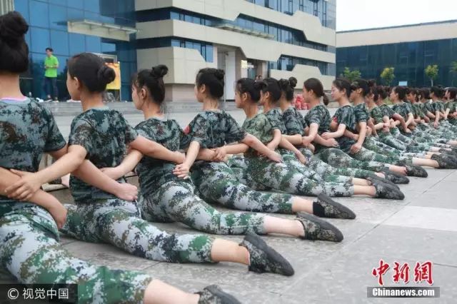 獨家揭秘，探索小巷深處的軍訓新風尚——2025軍訓最新視頻亮相！