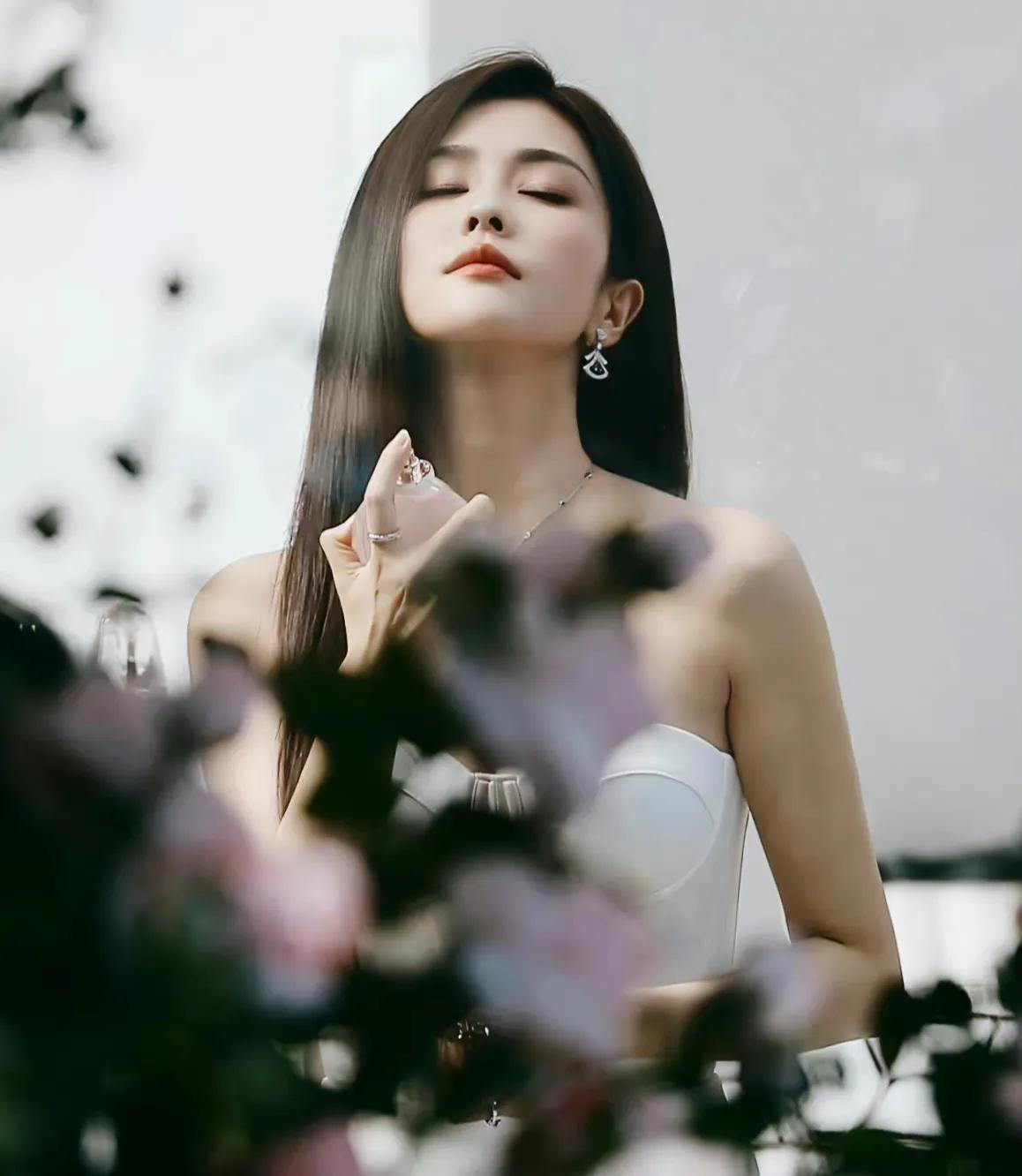 劉雯最新壁紙，時尚魅力的完美展現(xiàn)