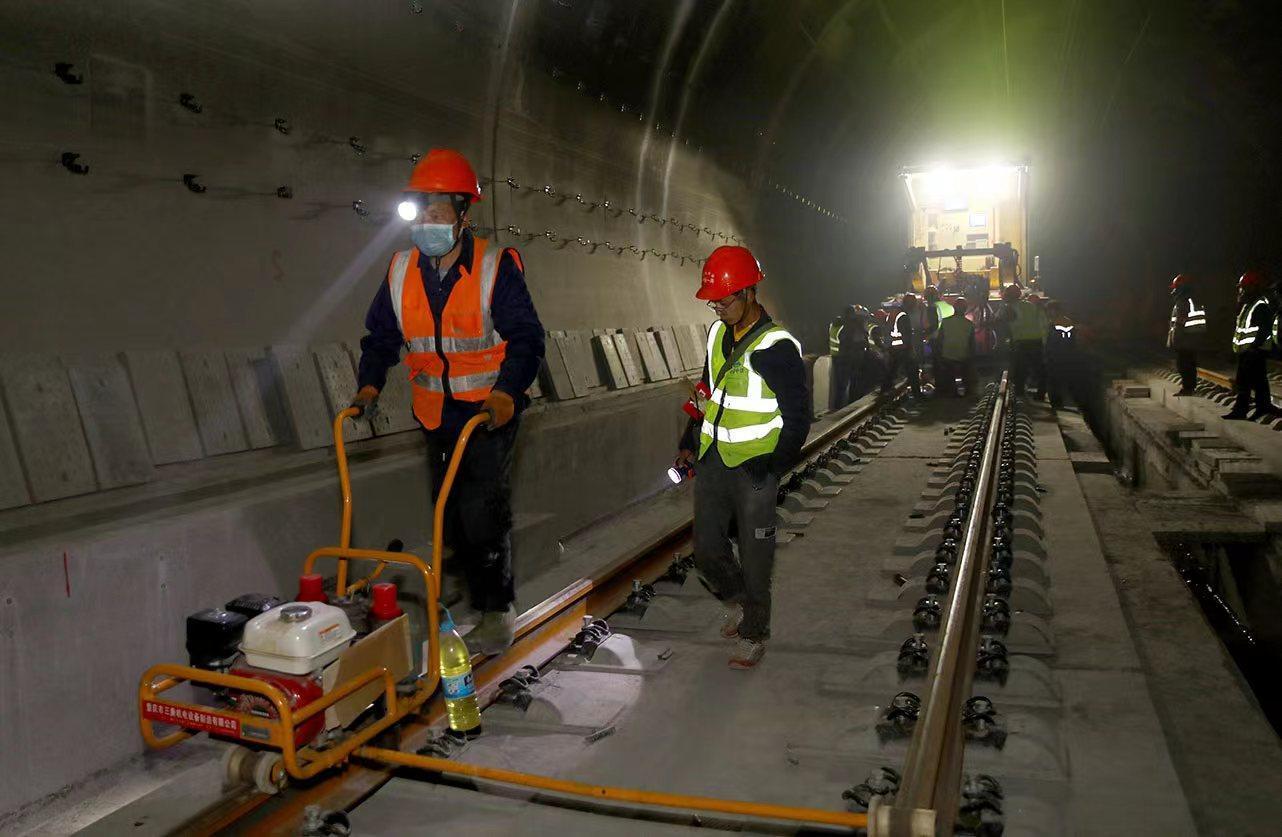 青藏高鐵，高原與繁榮的鋼鐵巨龍連接線