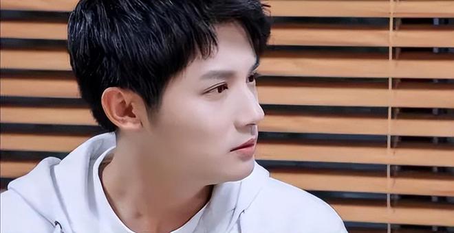 鄭業(yè)成最新行程揭秘，忙碌明星之旅的足跡